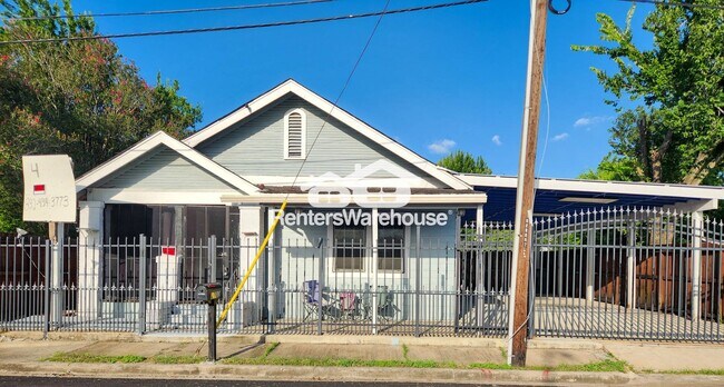 Photo - 2222 Hogg St