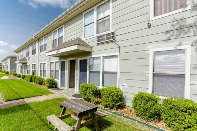 Photo - 3803 Hardy St