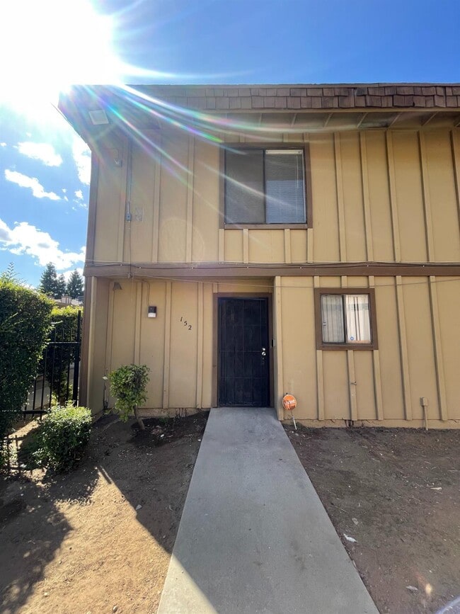 Building Photo - 1221 N Peach Ave Unit 152
