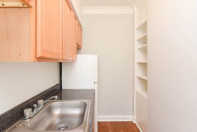 4752 N Paulina Unit 012