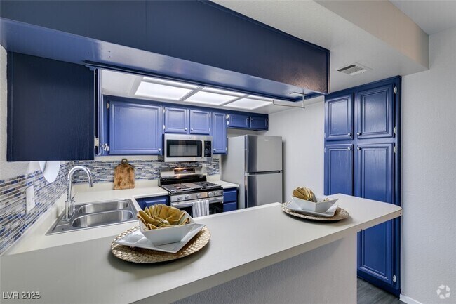 Building Photo - 810 N Sloan Ln Unit 103 Rental