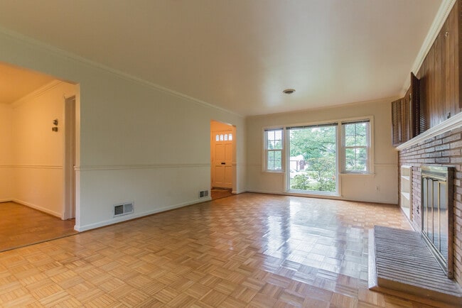 9702 Bellevue Dr