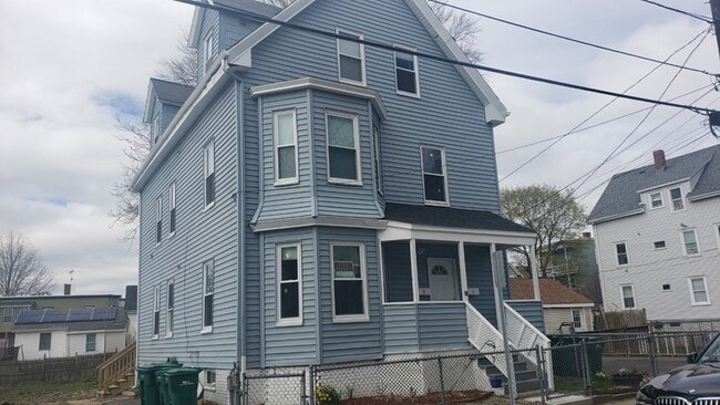 Building Photo - 13 Elmwood Ave Unit 1