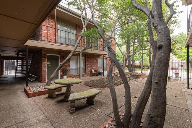 4525 Gilbert Ave Unit 207