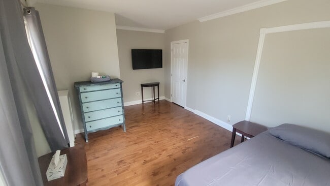 32 St John St Unit Room