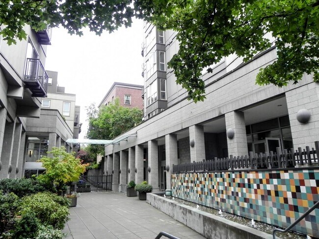 Photo - 1420 E Pine St