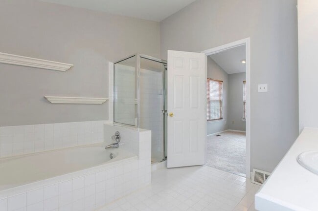 Photo - 105 Farrington Ct
