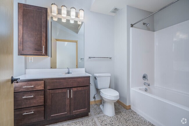 2BR,2BA - 917SF - Second Bathroom