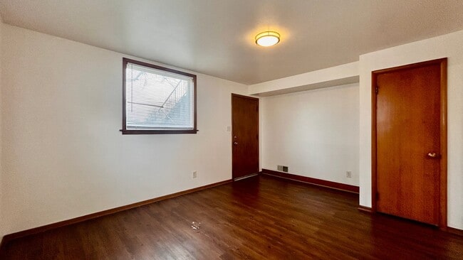 Building Photo - 2901 E Wellesley Ave