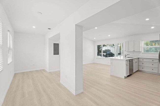 Photo - 121 S Lake Dr