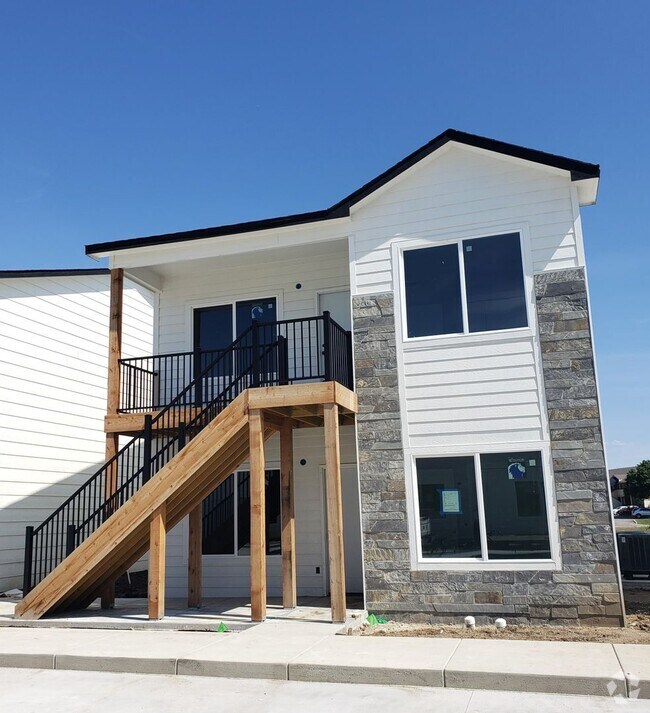 Building Photo - Beautiful 3 bed / 2 bath duplex Rental