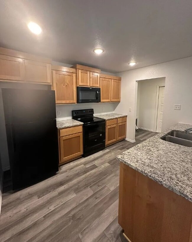 Photo - AVAILABLE NOW! - 2 WEEKS FREE (SECTION 8 A...