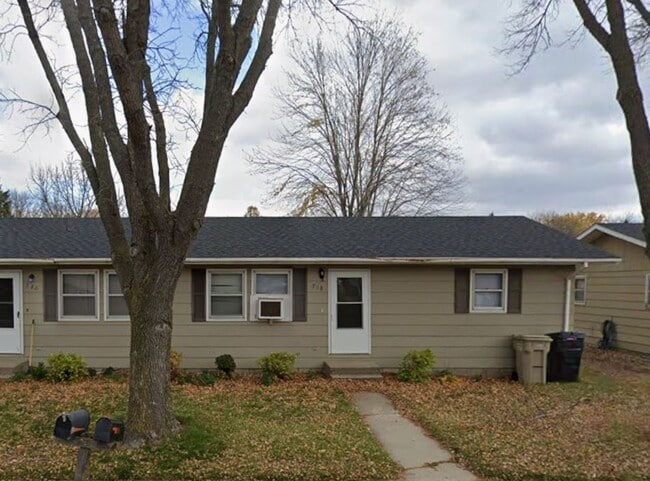 Building Photo - 718/720 6th St NE Unit 718