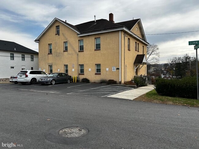 Photo - 615 Summit St Unit 4