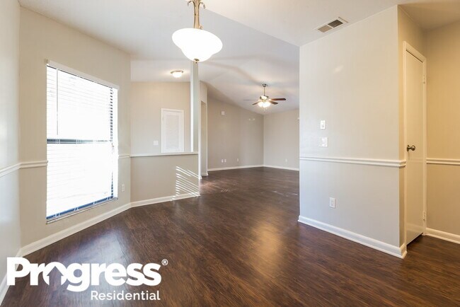 Photo - 431 Surrey Run