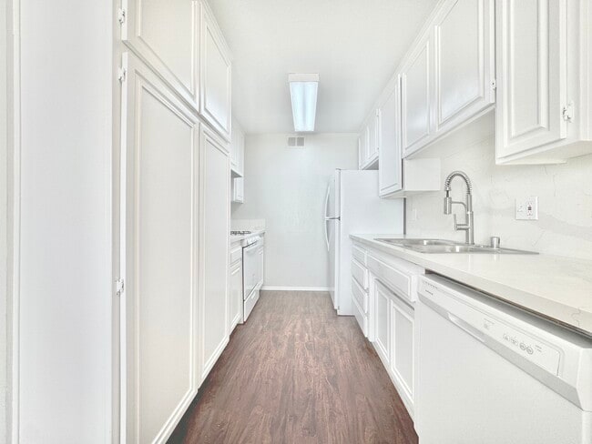 Photo - 14455 Dickens St