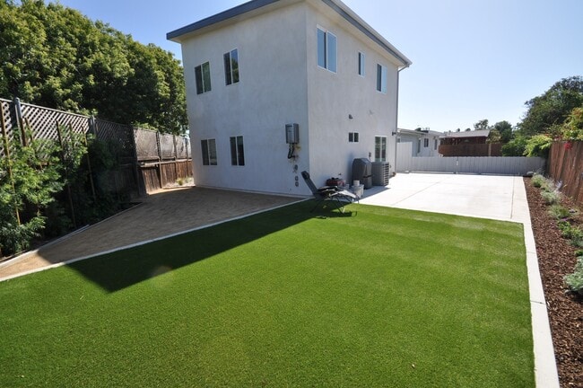 Building Photo - 4BD/2BA, Separated Yard and Parking! Rental