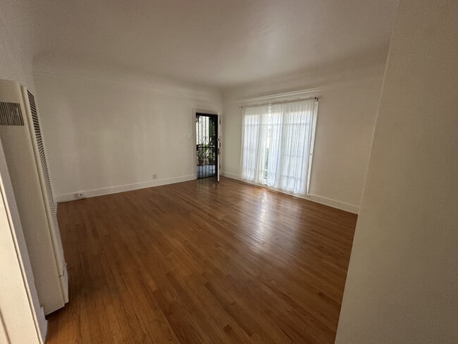177 S Sycamore Ave