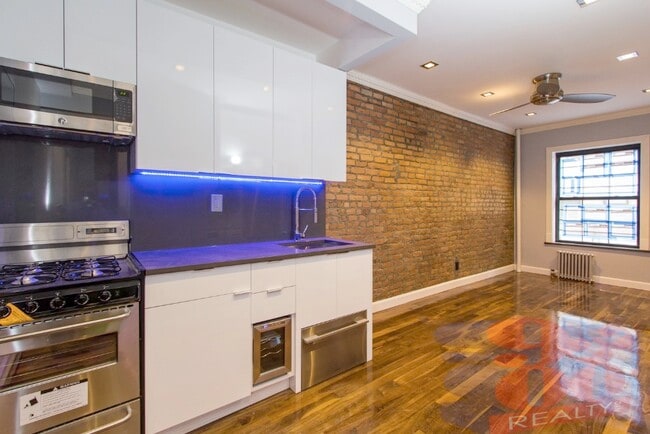 Building Photo - 221 E 11th St Rental