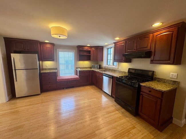 Building Photo - 149 Islington St Unit 1