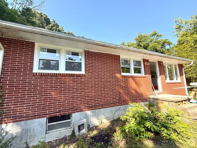 Building Photo - 129 Tee St Rental