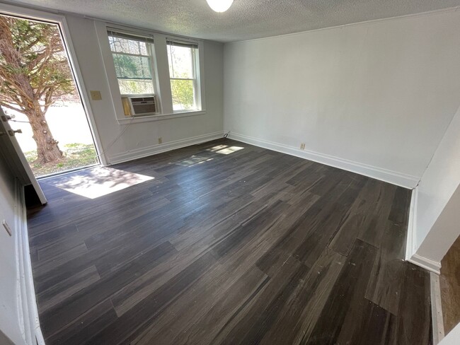 Photo - 2 bedroom bungalow in convenient Hillsboro...