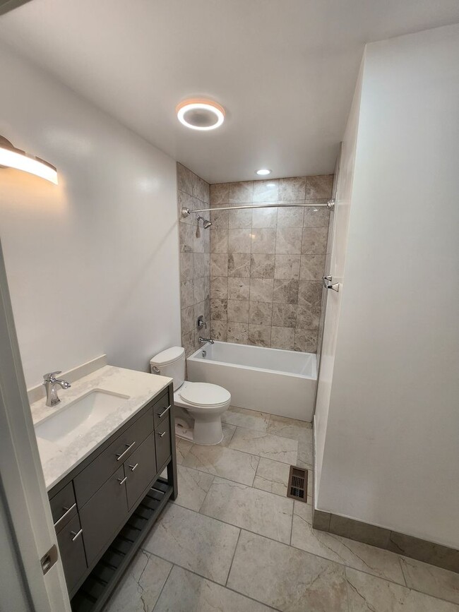Photo - Newly Renovated One Bedroom Available Today in The Grove!! Unidad 4242 - 1F