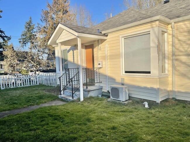 Building Photo - 1040 Spruce St NE