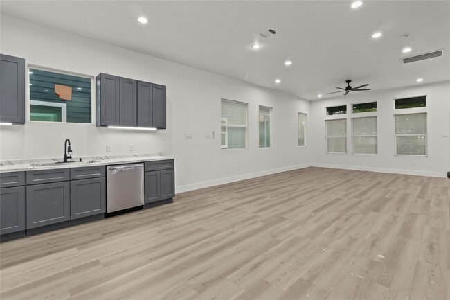 Photo - 8127 Hoffman St