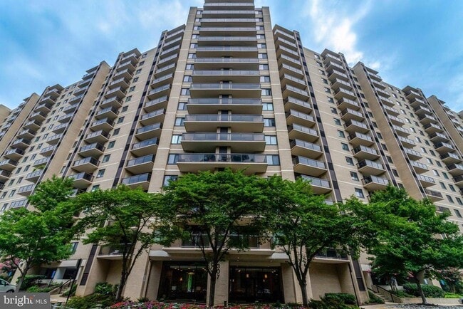 Building Photo - 307 Yoakum Pkwy Unit 1517