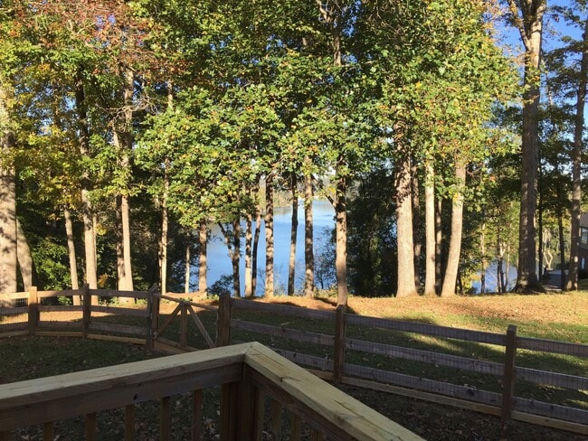 Building Photo - 3BR/3BA View of Melton Hill Lake in private community