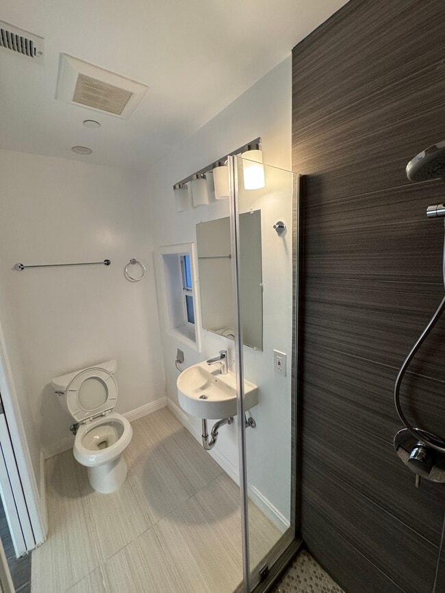 Bathroom - 1645 Hyde St Unit 7