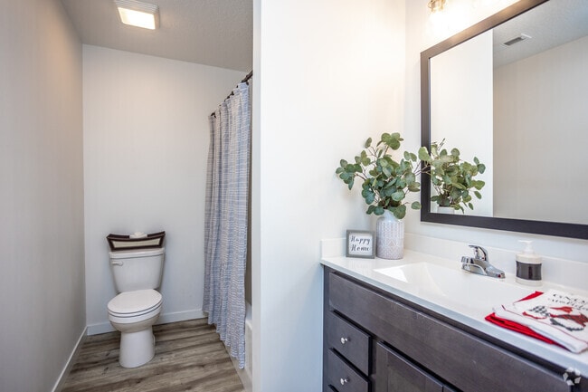 2BR, 1BA - 833 SF
