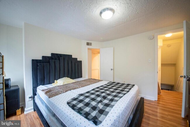 Photo - 913 W Lombard St