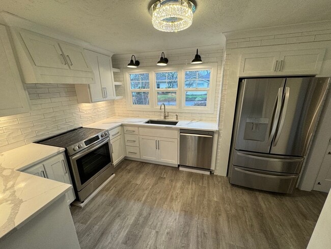 Fully Renovated 4 Bed Home w/ Fenced Backyard, W/D's in Unit. - Fully Renovated 4 Bed Home w/ Fenced Backyard, W/D's in Unit.