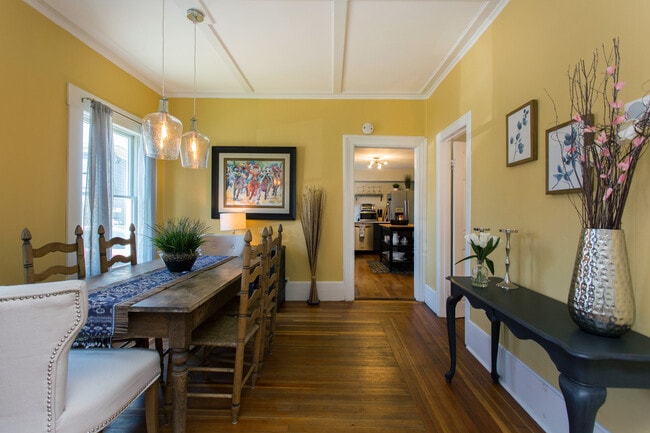 Comedor con vista a la cocina - 47 Court St Unidad Front