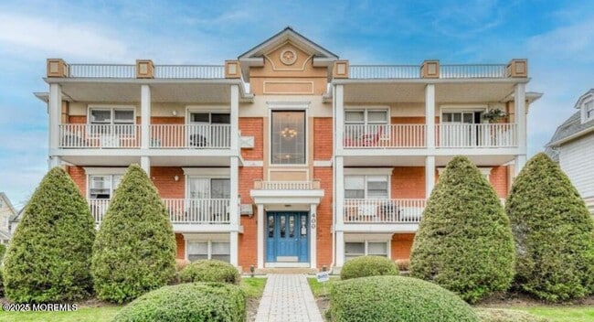 Building Photo - 400-402 4th Ave Unit 208