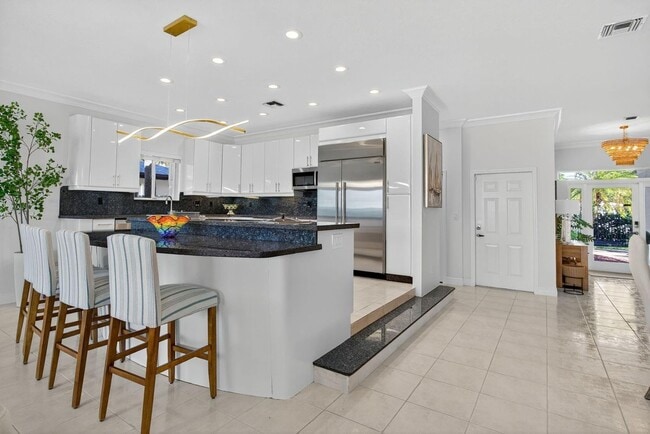 Photo - 513 S Riverside Dr