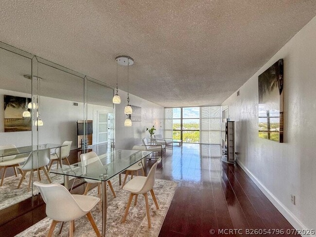 Building Photo - 800 Parkview Dr Unit 823