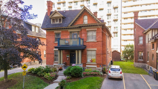 Photo - 149 MacLaren