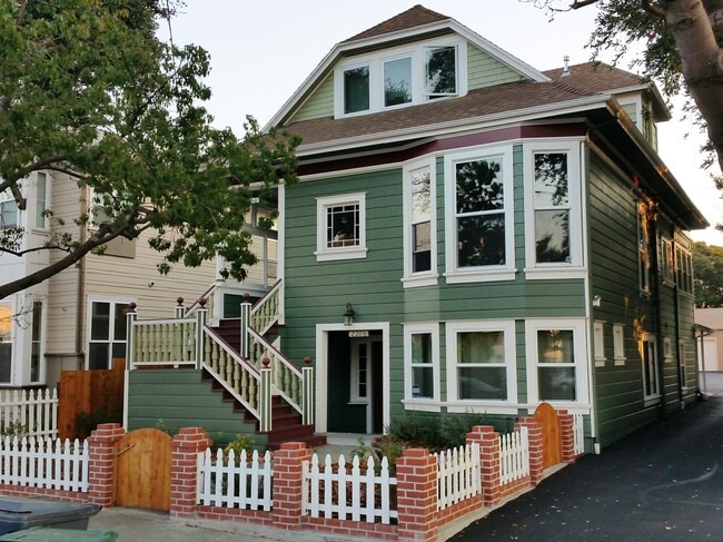 Building Photo - 2206 Lincoln Ave Unit B