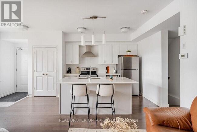 Photo - 590 Compass St