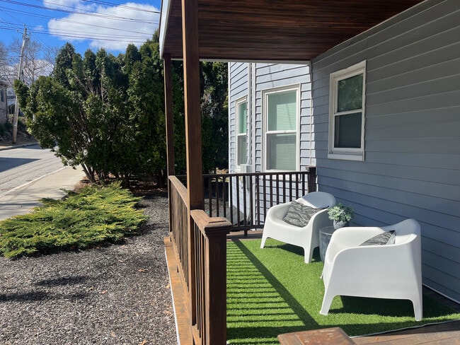 Porche - 18 Rogers St Unidad #1