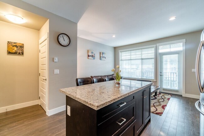 Photo - 19525-19573 73 Ave