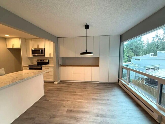 Photo - 3 Bedroom 2 Bathroom Plus Parking and Storage!