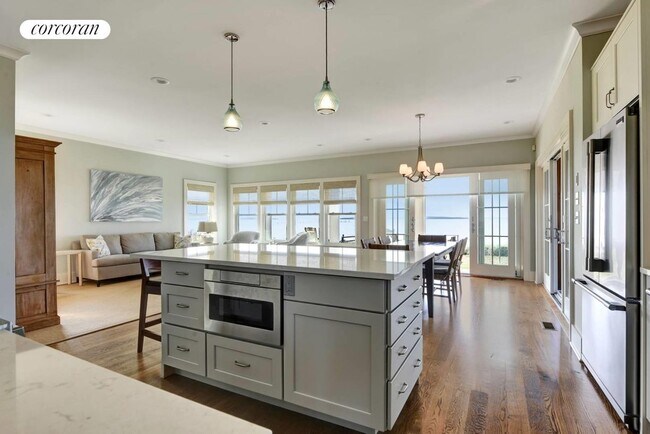 Photo - 7 Peconic Ave