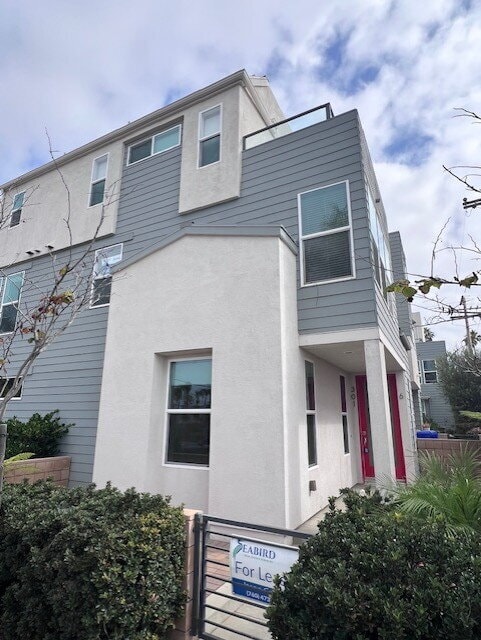 Ultimate Beach House! 3 Bed/3 Bath with Ocean Views from Every Floor, Panoramic Rooftop Deck, Dua...