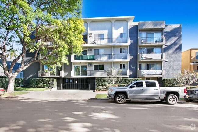 Building Photo - 930 N Martel Rental