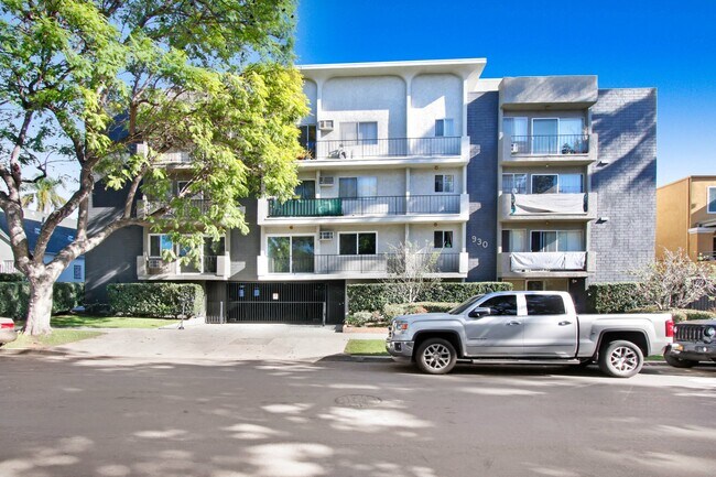 Building Photo - 930 N Martel Rental