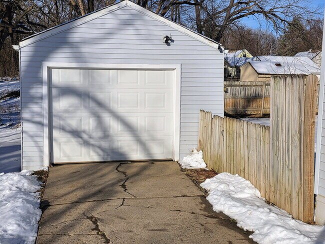 Photo - 6813 Urbandale Ave